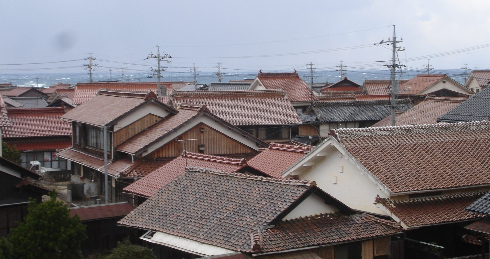 どうして東広島は赤い屋根が多い？／ 福岡市・糸島市の屋根リフォーム・雨漏り専門店ユールーフ