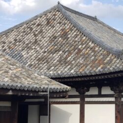 日本最古の瓦が今現在も現役？