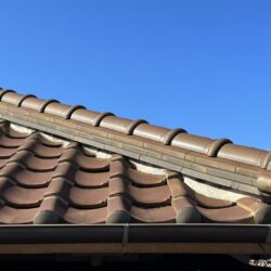 スレートとガルバリウム鋼板の屋根の比較